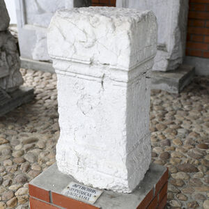 Roman stone altar of the Aurelius Dasianus